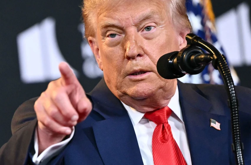 Tổng thống Trump cảnh báo rằng Nga sẽ gánh hậu quả nặng nề nếu không đồng ý chấm dứt chiến tranh. Ảnh: AFP