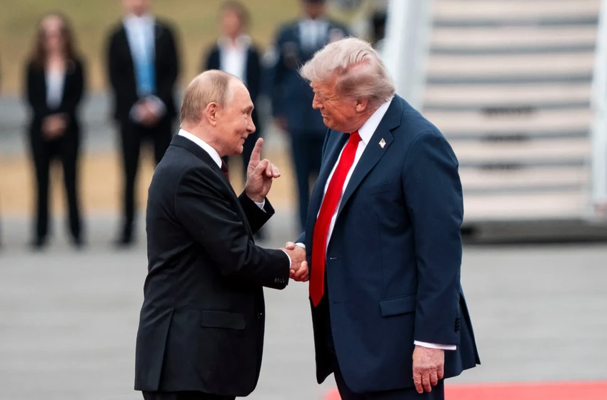 Điểm bất thường trong khoảnh khắc đầu tiên ông Trump gặp ông Putin