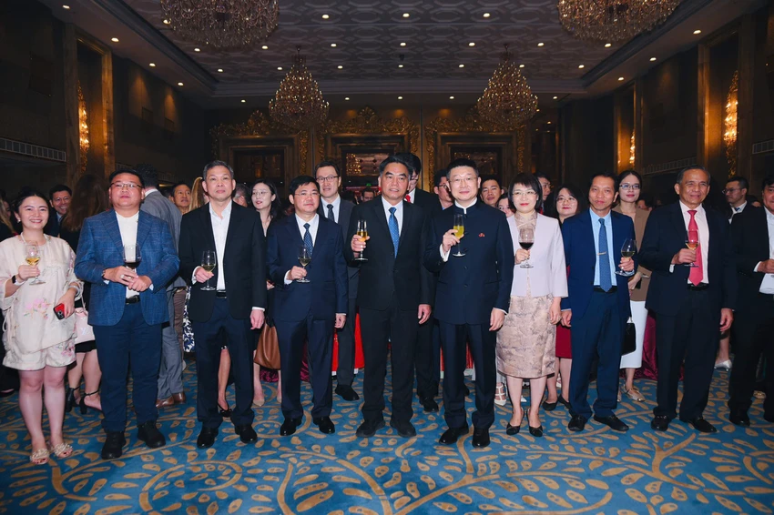 tong-lanh-su-trung-quoc-duong-lap-quoc-khanh-trung-quoc.jpg