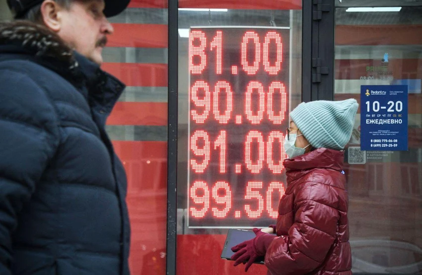 Người dân đi ngang văn phòng thu đổi ngoại tệ ở Moscow, Nga. Ảnh: AFP Người dân đi ngang văn phòng thu đổi ngoại tệ ở Moscow, Nga. Ảnh: AFP