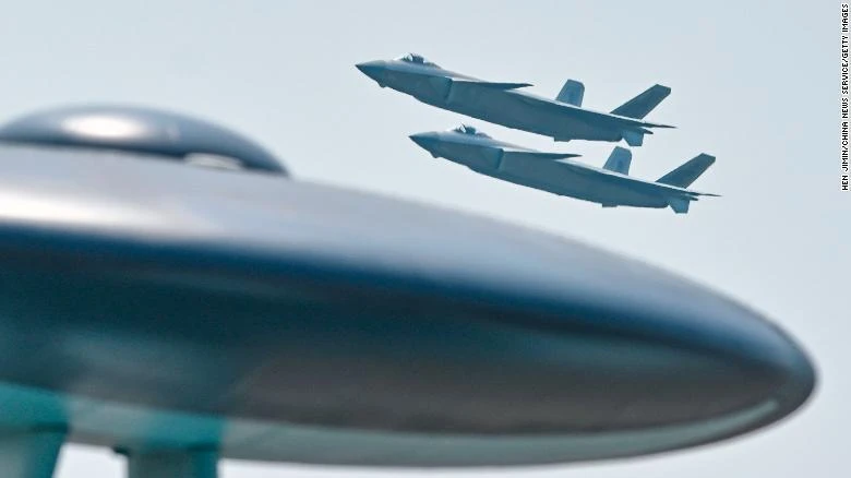 Hai tiêm kích J-20 của Trung Quốc trình điên trong sự kiện Airshow China 2021. Ảnh: CNN Hai tiêm kích J-20 của Trung Quốc trình điên trong sự kiện Airshow China 2021. Ảnh: CNN