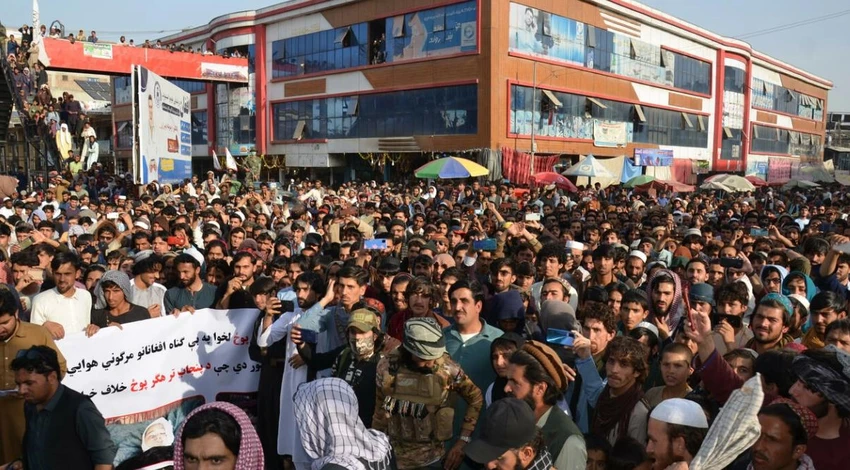 Người dân biểu tình phản đối các cuộc tấn công bằng tên lửa của Pakistan ở tỉnh Khost ngày 16-4. Ảnh: AFP