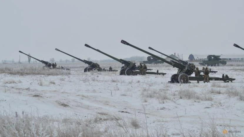Lính Ukraine vận hành pháo 2A65 Msta-B trong các cuộc tập trận pháo binh. Ảnh: REUTERS