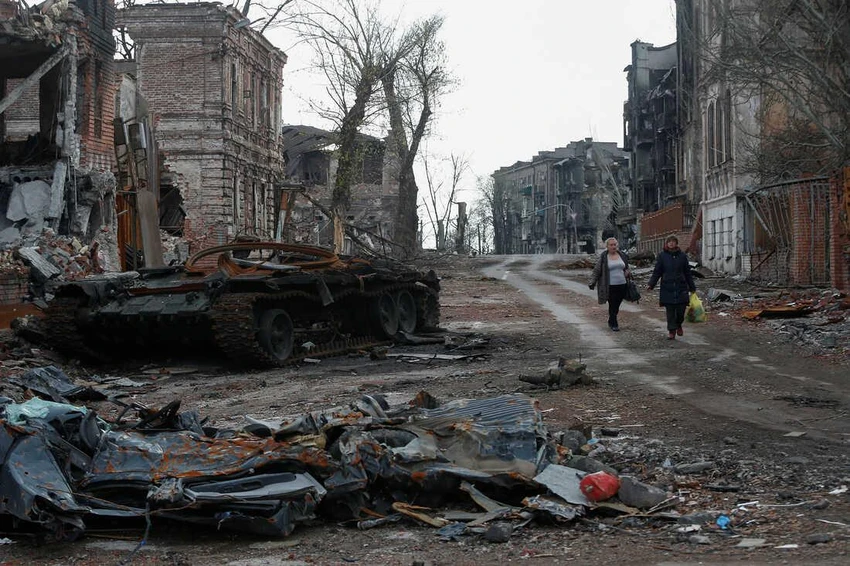 Cảnh đổ nát ở TP Mariupol, Ukraine hôm 22-4. Ảnh: REUTERS Cảnh đổ nát ở TP Mariupol, Ukraine hôm 22-4. Ảnh: REUTERS
