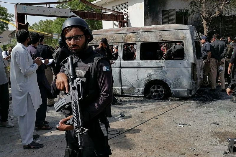 Hiện trường vụ nổ xe tại ĐH Karachi, Pakistan. Ảnh: AFP Hiện trường vụ nổ xe tại ĐH Karachi, Pakistan. Ảnh: AFP
