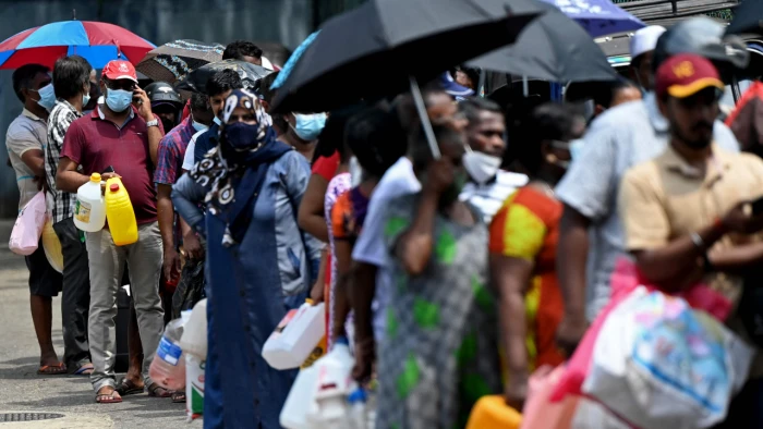 Người dân Sri Lanka xếp hàng mua năng lượng trong bối cảnh đất nước vỡ nợ. Ảnh: AFP Người dân Sri Lanka xếp hàng mua năng lượng trong bối cảnh đất nước vỡ nợ. Ảnh: AFP