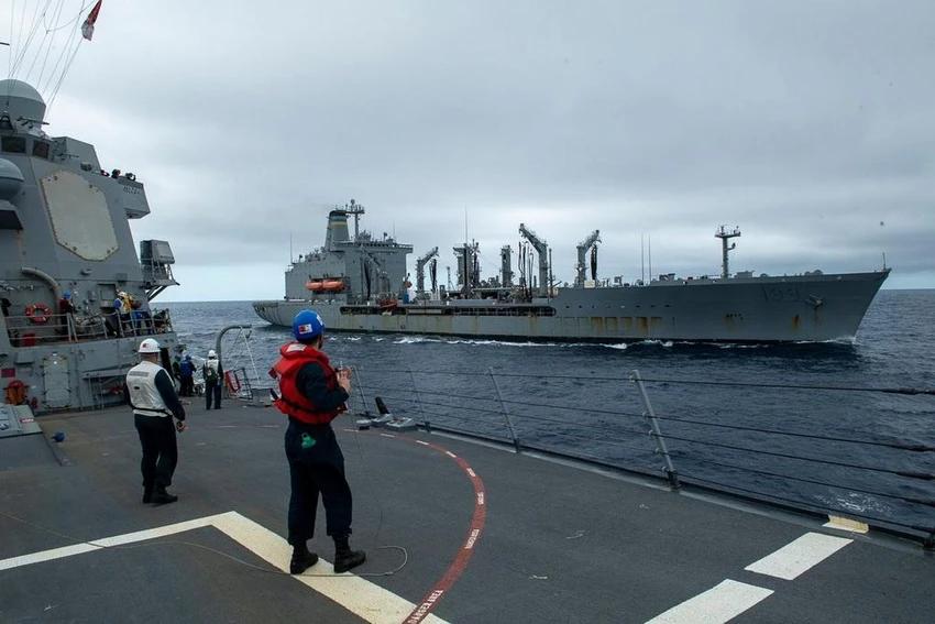 Tàu sân bay USS Sampson của Mỹ tại biển Hoa Đông hôm 12-4. Ảnh: US NAVY Tàu sân bay USS Sampson của Mỹ tại biển Hoa Đông hôm 12-4. Ảnh: US NAVY