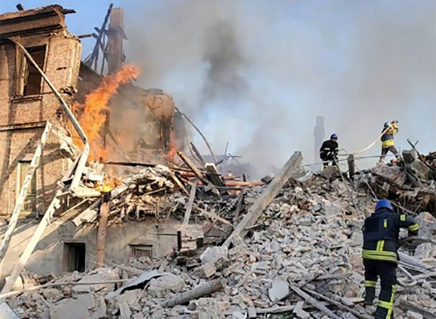 Cảnh đổ nát sau khi Nga thả bom vào một trường học ở làng Belohorivka, Luhansk. Ảnh: CNN Cảnh đổ nát sau khi Nga thả bom vào một trường học ở làng Belohorivka, Luhansk. Ảnh: CNN