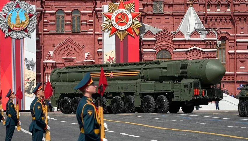 Bệ phóng tên lửa đạn đạo xuyên lục địa Yars của Nga trong buổi diễn tập hôm 7-5. Ảnh: DAILY MAIL