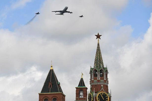 Máy bay "Điện Kremlin bay" (giữa) cùng 2 tiêm kích MiG-29 bay qua Quảng trường Đỏ trong đợt diễn tập ngày 4-5 chuẩn bị cho buổi diễu binh kỷ niệm ngày chiến thắng 9-5. Ảnh: AFP