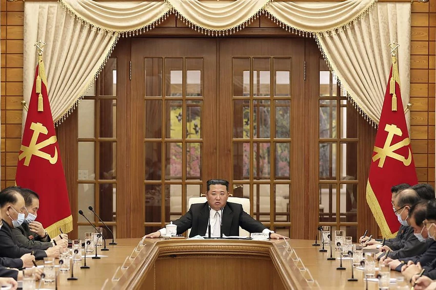 Nhà lãnh đạo Triều Tiên Kim Jong-un triệu tập cuộc họp Bộ Chính trị ngày 12-5 để thảo luận cách đối phó đại dịch. Ảnh: AP Nhà lãnh đạo Triều Tiên Kim Jong-un triệu tập cuộc họp Bộ Chính trị ngày 12-5 để thảo luận cách đối phó đại dịch. Ảnh: AP