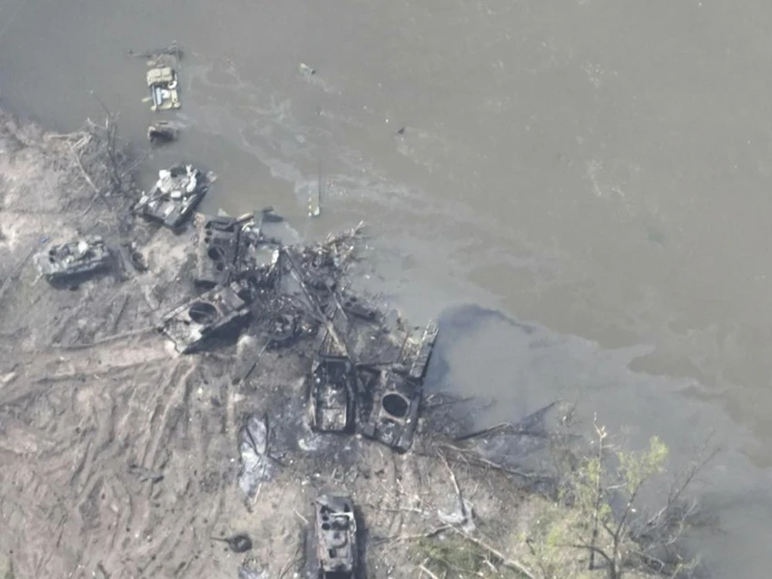 Một số khí tài quân sự Nga đã bị phá hủy dọc hai bờ sông Siversky Donets, Donbas, miền Đông Ukraine. Ảnh: AP Một số khí tài quân sự Nga đã bị phá hủy dọc hai bờ sông Siversky Donets, Donbas, miền Đông Ukraine. Ảnh: AP