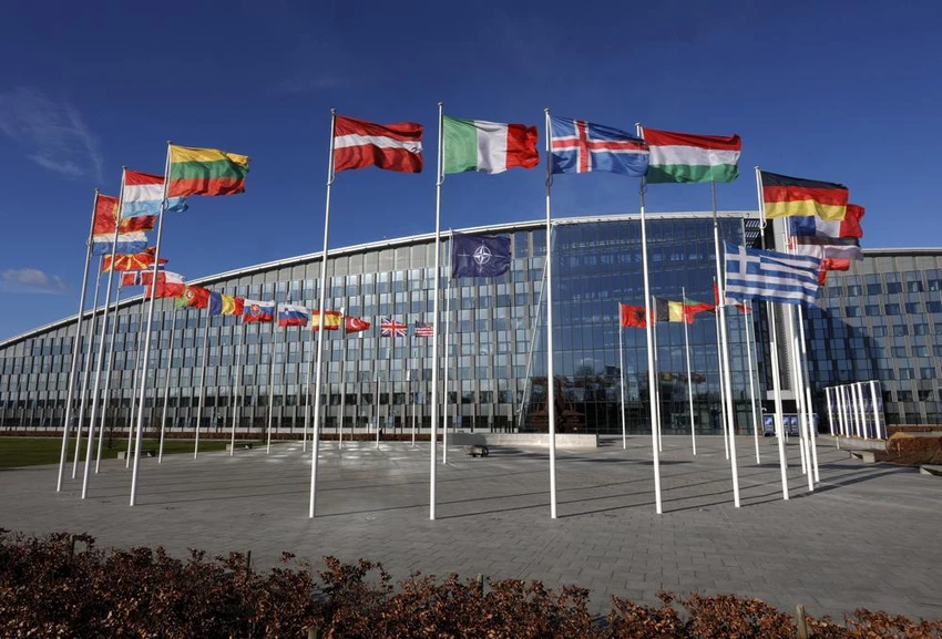 Quốc kỳ các nước thành viên NATO bên ngoài trụ sở của khối ở Brussels (Bỉ). Ảnh: AP Quốc kỳ các nước thành viên NATO bên ngoài trụ sở của khối ở Brussels (Bỉ). Ảnh: AP