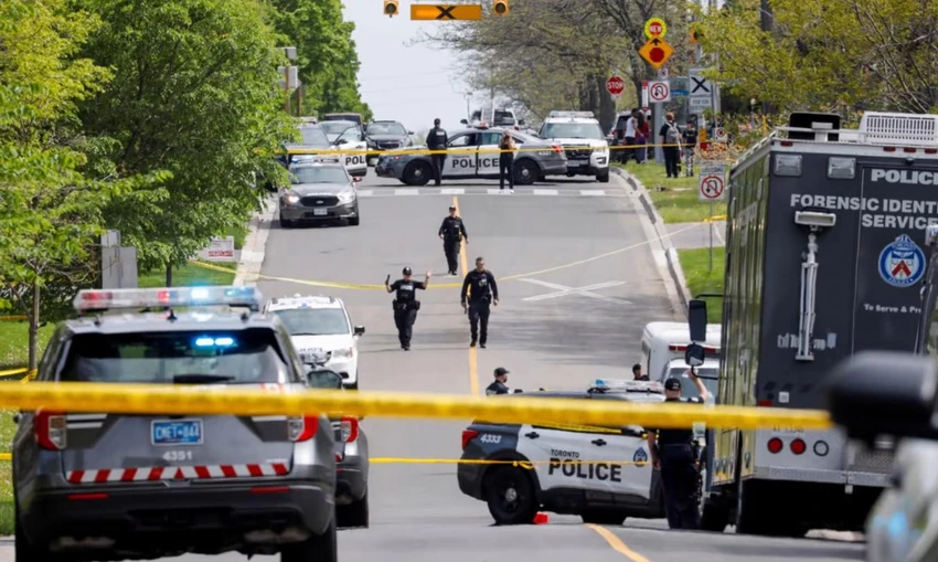 Cảnh sát TP Toronto (Canada) phong tỏa hiện trường nơi bắn chết người đàn ông mang súng. Ảnh: REUTERS Cảnh sát TP Toronto (Canada) phong tỏa hiện trường nơi bắn chết người đàn ông mang súng. Ảnh: REUTERS