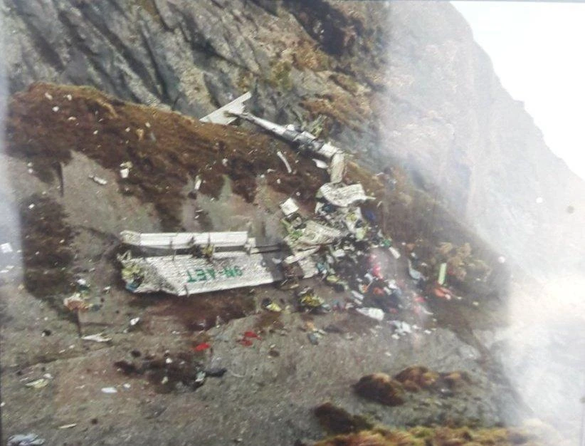 Xác máy bay Twin Otter thuộc hãng hàng không tư nhân Tara Air (Nepal) rơi ở Nepal. Ảnh: TWITER