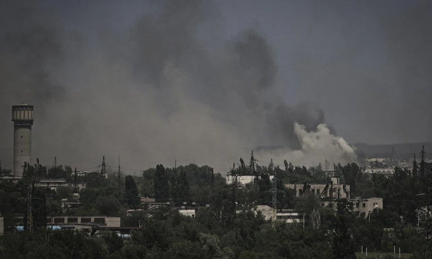 Khói bốc lên sau các cuộc giao tranh giữa Nga và Ukraine ở TP Severodonetsk, tỉnh Luhansk, miền đông Ukraine. Ảnh: AFP Khói bốc lên sau các cuộc giao tranh giữa Nga và Ukraine ở TP Severodonetsk, tỉnh Luhansk, miền đông Ukraine. Ảnh: AFP