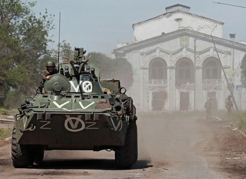 Lực lượng thân Nga di chuyển bằng thiết giáp trên đường phố tỉnh Luhansk, Ukraine vào ngày 2-6. Ảnh: REUTERS Lực lượng thân Nga di chuyển bằng thiết giáp trên đường phố tỉnh Luhansk, Ukraine vào ngày 2-6. Ảnh: REUTERS