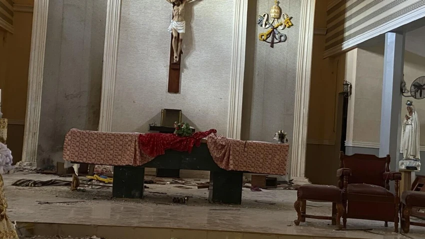 Hiện trường nhà thờ Công giáo Saint Francis tại thị trấn Owo, bang Ondo (Nigeria) sau vụ xả súng hôm 5-6. Ảnh: AP Hiện trường nhà thờ Công giáo Saint Francis tại thị trấn Owo, bang Ondo (Nigeria) sau vụ xả súng hôm 5-6. Ảnh: AP
