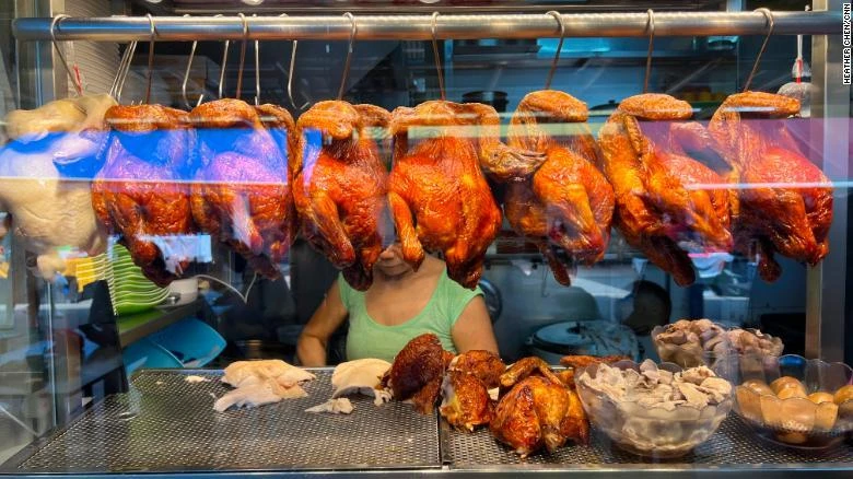 Một tiệm gà bình dân ở Singapore. Ảnh: CNN