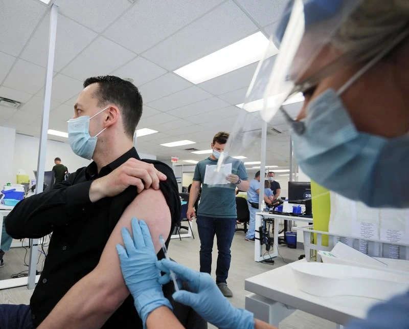 Người đàn ông đang được tiêm vaccine ngừa bệnh đậu mùa khỉ tại một phòng khám ở TP Montreal (bang Quebec, Canada). Ảnh: REUTERS Người đàn ông đang được tiêm vaccine ngừa bệnh đậu mùa khỉ tại một phòng khám ở TP Montreal (bang Quebec, Canada). Ảnh: REUTERS