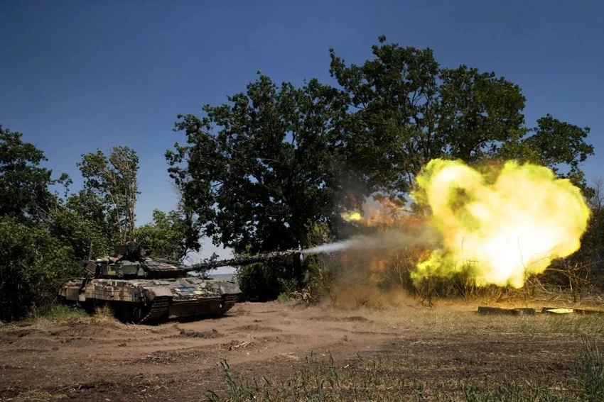 Xe tăng Ukraine khai hỏa ở tỉnh Donetsk, miền đông đất nước. Ảnh: THE NEW YORK TIMES Xe tăng Ukraine khai hỏa ở tỉnh Donetsk, miền đông đất nước. Ảnh: THE NEW YORK TIMES