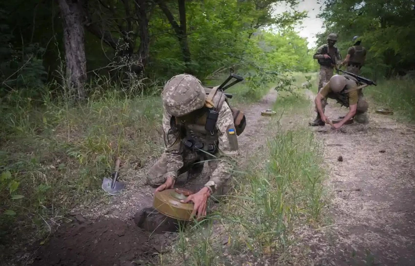Lực lượng đặc nhiệm Ukraine đặt mìn trên đường đi của quân Mocsow ở tỉnh Donetsk, miền đông Ukraine. Ảnh: AP