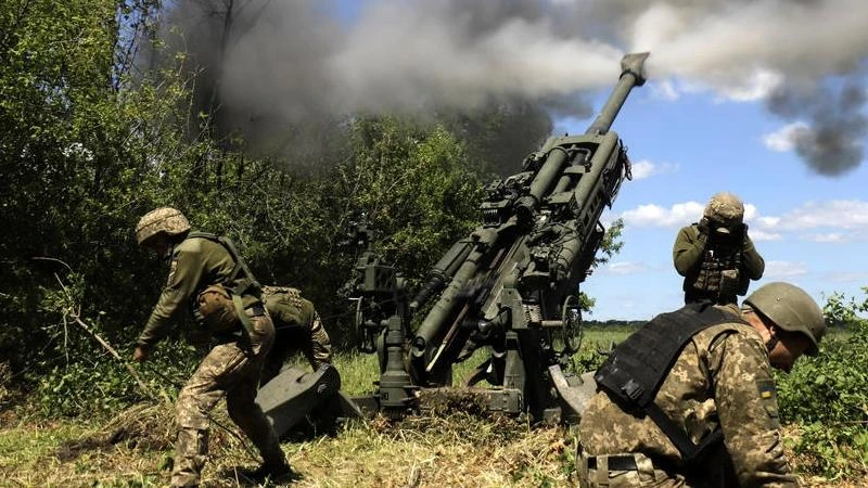 Lính Ukraine bắn lựu pháo M777 vào chiến tuyến Donetsk, miền đông đất nước. Ảnh: EPA-EPE Lính Ukraine bắn lựu pháo M777 vào chiến tuyến Donetsk, miền đông đất nước. Ảnh: EPA-EPE