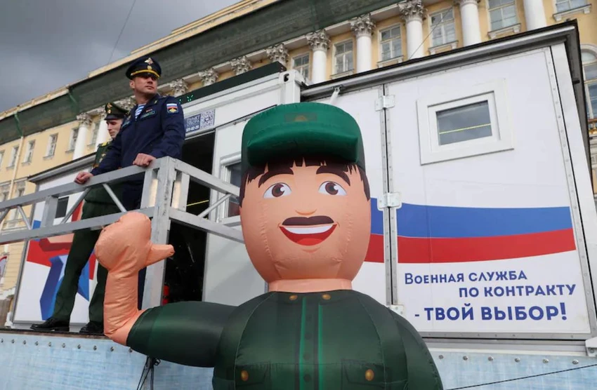 Các binh sĩ Nga đứng bên ngoài một trung tâm tuyển mộ ở TP St. Petersburg hôm 28-5. Ảnh: REUTERS Các binh sĩ Nga đứng bên ngoài một trung tâm tuyển mộ ở TP St. Petersburg hôm 28-5. Ảnh: REUTERS