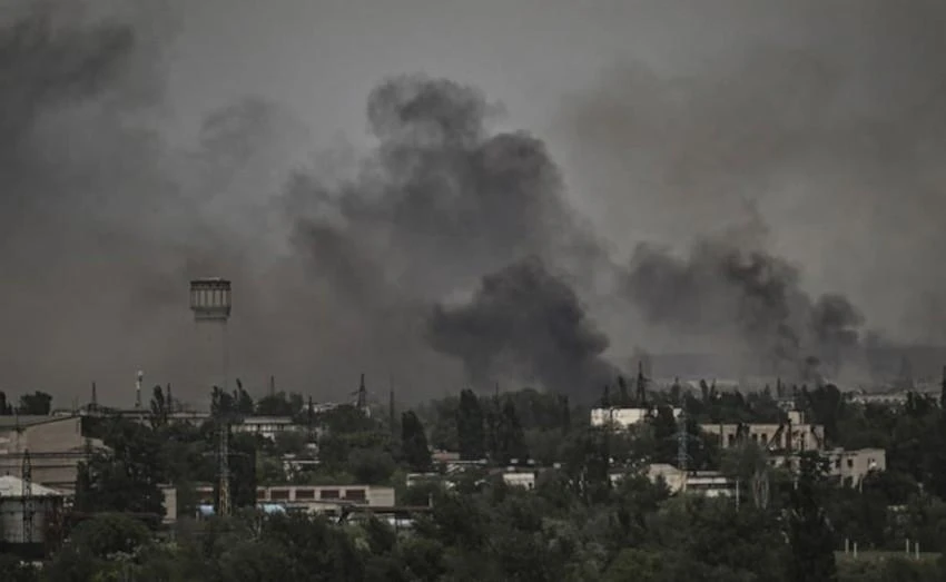 TP Severodonetsk (tỉnh Luhansk, miền đông Ukraine) chìm trong khói đen từ những trận giao tranh giữa quân Kiev và Moscow. Ảnh: AFP