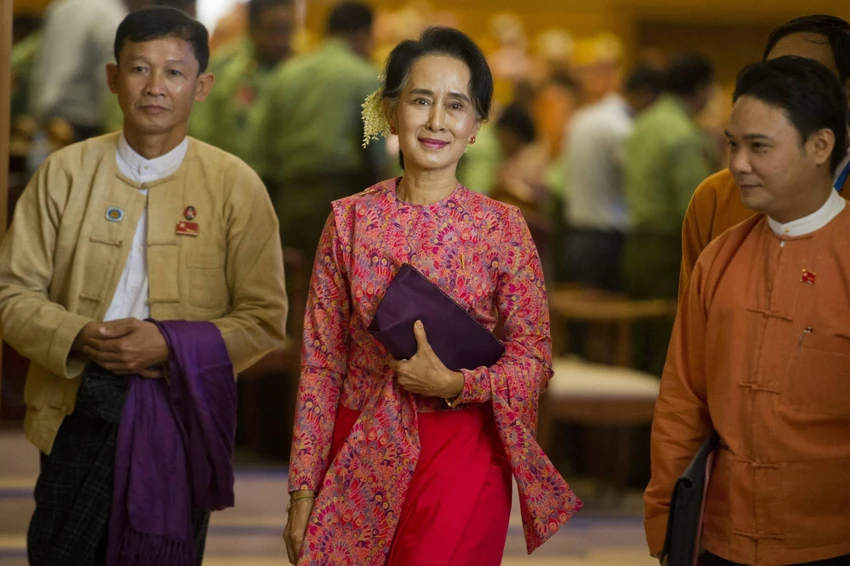 Cựu Cố vấn Nhà nước Myanmar Aung San Suu Kyi (giữa). Ảnh: AFP Cựu Cố vấn Nhà nước Myanmar Aung San Suu Kyi (giữa). Ảnh: AFP