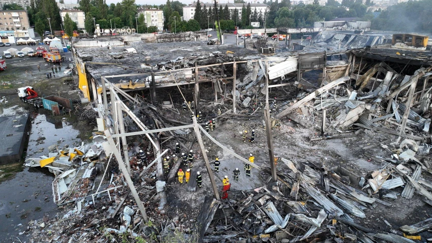 Cảnh đổ nát tại trung tâm mua sắm ở TP Kremenchuk, tỉnh Potlava (Ukraine) sau khi bị pháo kích. Ảnh: REUTERS Cảnh đổ nát tại trung tâm mua sắm ở TP Kremenchuk, tỉnh Potlava (Ukraine) sau khi bị pháo kích. Ảnh: REUTERS
