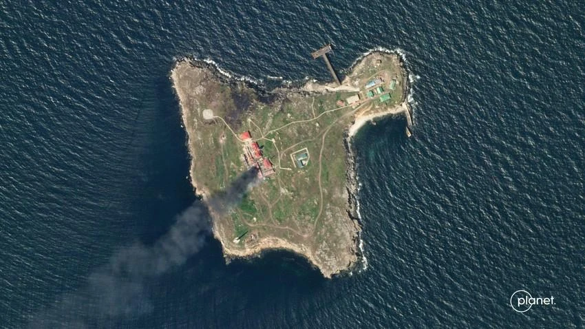 Khói bốc lên do giao tranh Nga - Ukraine trên đảo rắn ngày 6-5. Ảnh: PLANET LABS PBC