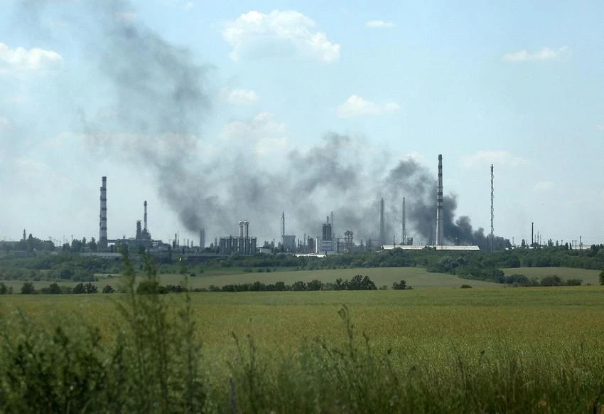 Nhiều cột khói bốc lên bên ngoài nhà máy lọc dầu Lysychansk hôm 21-6. Ảnh: AFP Nhiều cột khói bốc lên bên ngoài nhà máy lọc dầu Lysychansk hôm 21-6. Ảnh: AFP