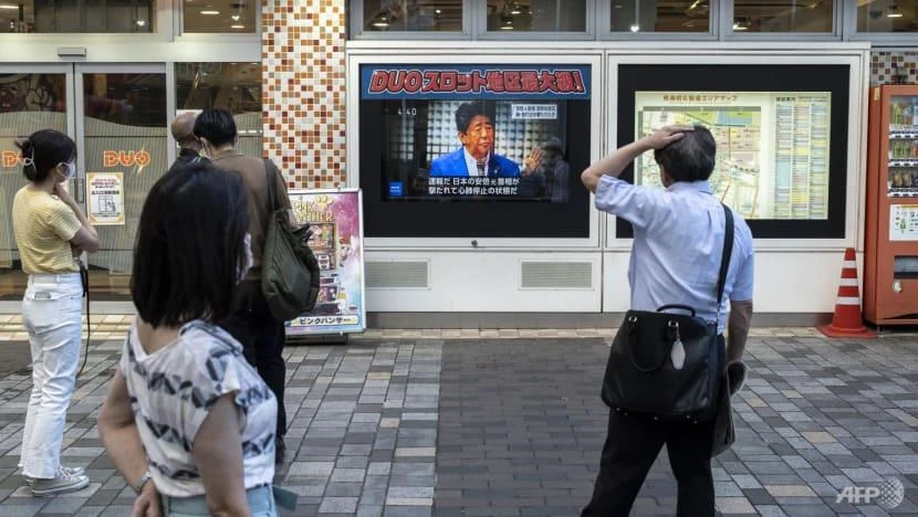 Người dân Nhật bàng hoàng khi nghe tin cựu Thủ tướng Abe Shinzo bị bắn và qua đời. Ảnh: AFP Người dân Nhật bàng hoàng khi nghe tin cựu Thủ tướng Abe Shinzo bị bắn và qua đời. Ảnh: AFP