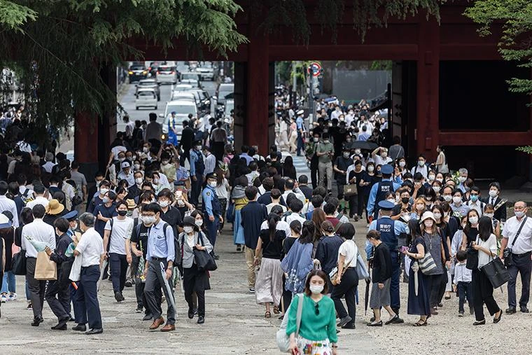 Hàng nghìn người đến viếng ông Abe sáng 12-7. Ảnh: CNN Hàng nghìn người đến viếng ông Abe sáng 12-7. Ảnh: CNN