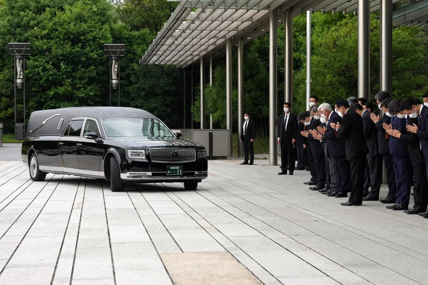 Di hài ông Abe được rước đến văn phòng thủ tướng. Ảnh: REUTERS Di hài ông Abe được rước đến văn phòng thủ tướng. Ảnh: REUTERS