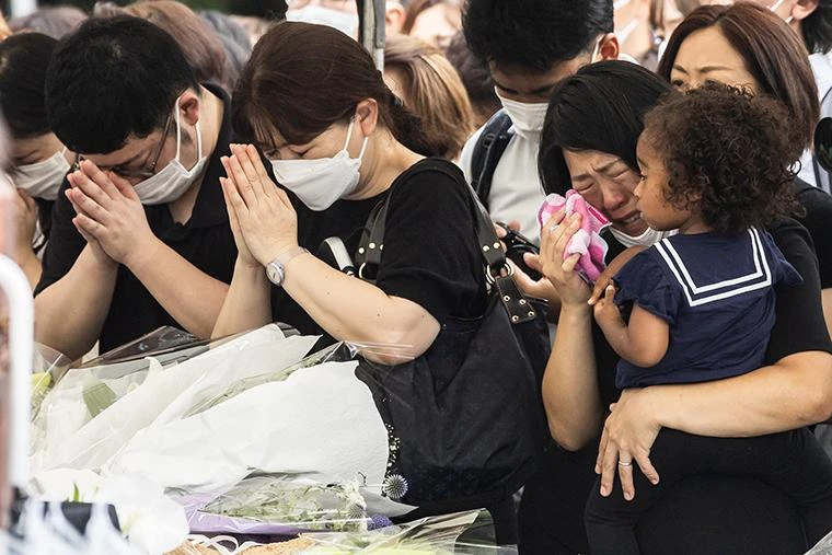 Người dân Nhật nghẹn ngào tiễn biệt cố Thủ tướng Shinzo Abe. Ảnh: CNN Người dân Nhật nghẹn ngào tiễn biệt cố Thủ tướng Shinzo Abe. Ảnh: CNN