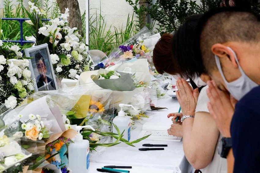 Người dân Nhật cầu nguyện cho ông Abe tại tang lễ ở đền Zojoji (Tokyo) ngày 12-7. Ảnh: REUTERS Người dân Nhật cầu nguyện cho ông Abe tại tang lễ ở đền Zojoji (Tokyo) ngày 12-7. Ảnh: REUTERS