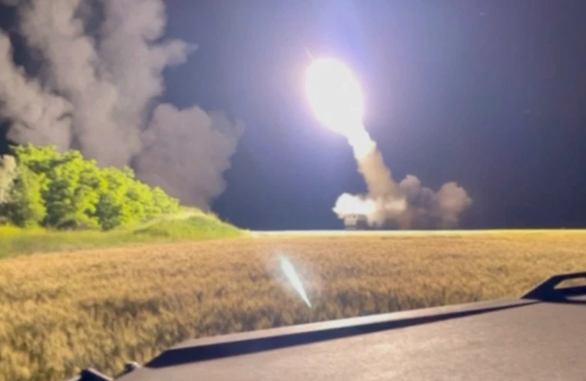Ukraine khai hỏa pháo HIMARS tại một địa điểm bí mật. Ảnh: REUTERS Ukraine khai hỏa pháo HIMARS tại một địa điểm bí mật. Ảnh: REUTERS
