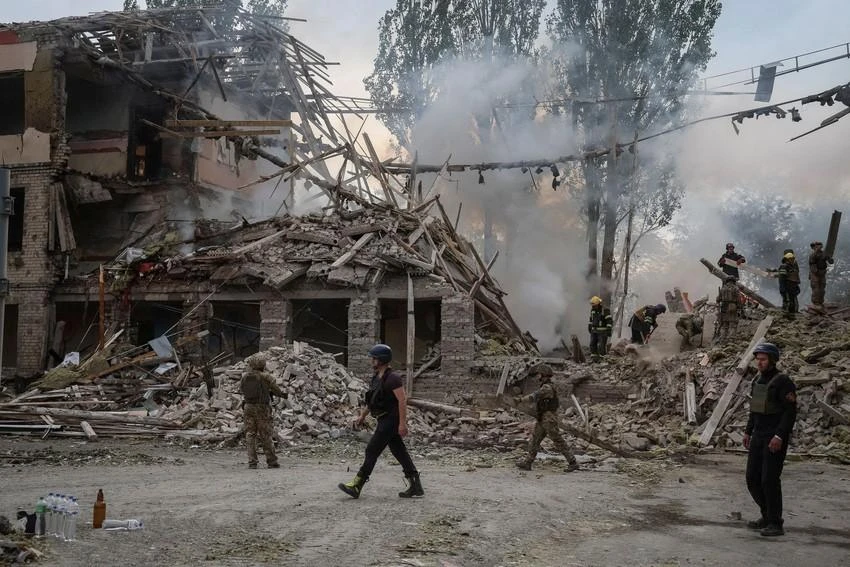 Một trường học ở TP Kramatorsk bị phá hủy trong các cuộc giao tranh ngày 21-7. Ảnh: REUTERS Một trường học ở TP Kramatorsk bị phá hủy trong các cuộc giao tranh ngày 21-7. Ảnh: REUTERS