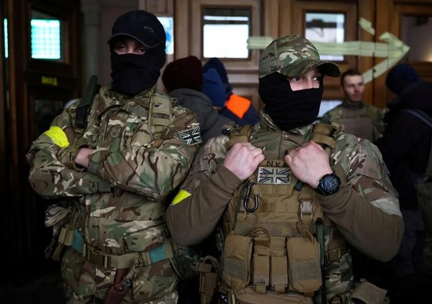 Các chiến binh Anh tình nguyện tham chiến tại Ukraine. Ảnh: REUTERS