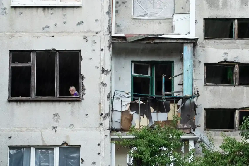 Một chung cư ở TP Sloviansk (tỉnh Donetsk, miền đông Ukraine) bị hư hại nặng do Nga pháo kích. Ảnh: THE GUARDIAN Một chung cư ở TP Sloviansk (tỉnh Donetsk, miền đông Ukraine) bị hư hại nặng do Nga pháo kích. Ảnh: THE GUARDIAN
