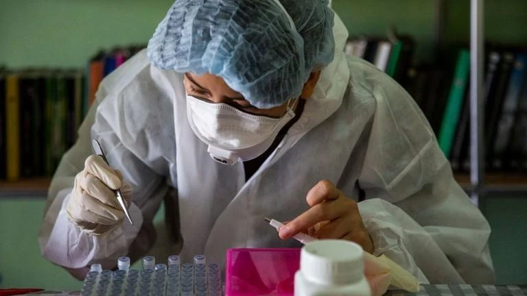 Virus Langya henipavirus (LayV) là loại virus lây từ động vật sang người, thuộc họ virus Paramyxoviridae có thể gây chết người. Ảnh: GETTY IMAGES Virus Langya henipavirus (LayV) là loại virus lây từ động vật sang người, thuộc họ virus Paramyxoviridae có thể gây chết người. Ảnh: GETTY IMAGES