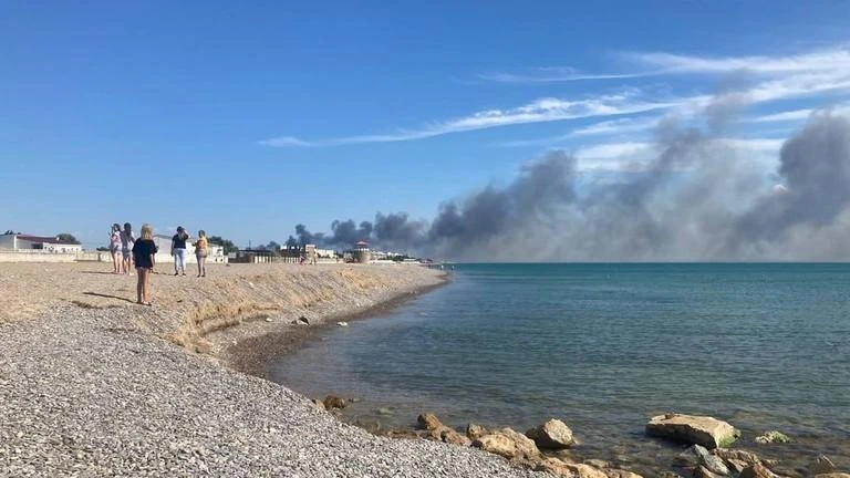 Khói đen bốc lên nghi ngút sau loạt vụ nổ ở căn cứ không quân Saki (gần TP Novofedorovka, bán đảo Crimea) của Nga. Ảnh: RIA NOVOSTI Khói đen bốc lên nghi ngút sau loạt vụ nổ ở căn cứ không quân Saki (gần TP Novofedorovka, bán đảo Crimea) của Nga. Ảnh: RIA NOVOSTI