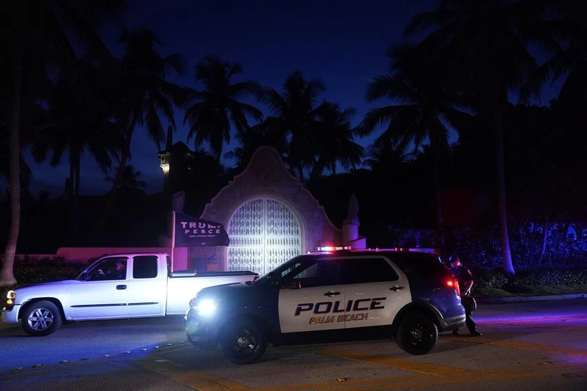 Xe cảnh sát đỗ bên ngoài dinh thự Mar-a-Lago (bang Florida, Mỹ) của ông Trump. Ảnh: AP Xe cảnh sát đỗ bên ngoài dinh thự Mar-a-Lago (bang Florida, Mỹ) của ông Trump. Ảnh: AP
