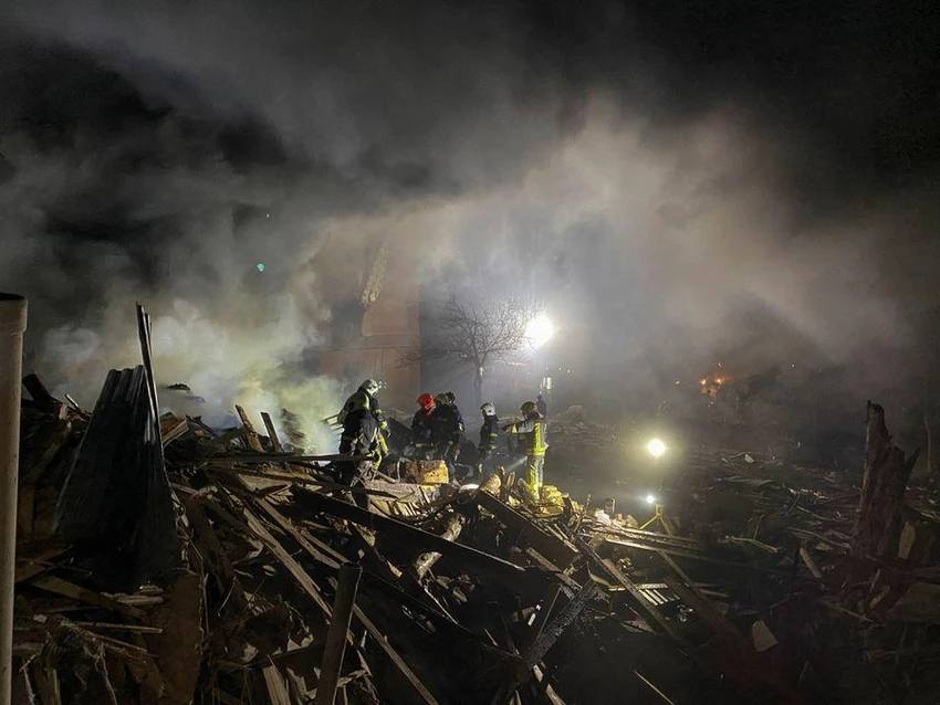 Đống đổ nát sau đợt không kích của Nga ở tỉnh Kharkiv (Ukraine). Ảnh: REUTERS