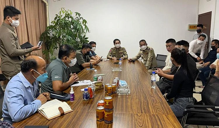 Cơ quan chức năng Campuchia làm việc với các đại diện sòng bạc. Ảnh: KHMER TIMES Cơ quan chức năng Campuchia làm việc với các đại diện sòng bạc. Ảnh: KHMER TIMES