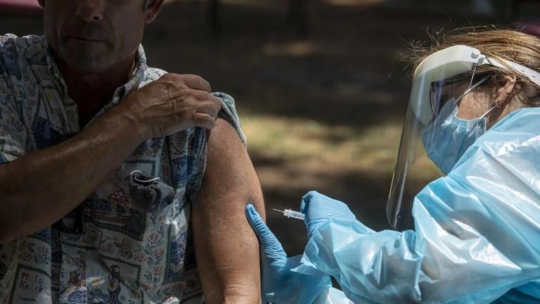 Tình nguyện viên tiêm vaccine đậu mùa khỉ tại Công viên nghệ thuật Barnsdall ở Hollywood. Ảnh: RT Tình nguyện viên tiêm vaccine đậu mùa khỉ tại Công viên nghệ thuật Barnsdall ở Hollywood. Ảnh: RT