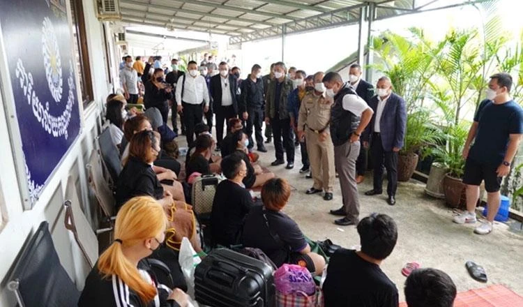 Cảnh sát lấy lời khai những người lao động được cho là bị lừa gạt tại Sihanoukville (Campuchia) vào năm 2022. Ảnh: KHMER TIMES Cảnh sát lấy lời khai những người lao động được cho là bị lừa gạt tại Sihanoukville (Campuchia) vào năm 2022. Ảnh: KHMER TIMES