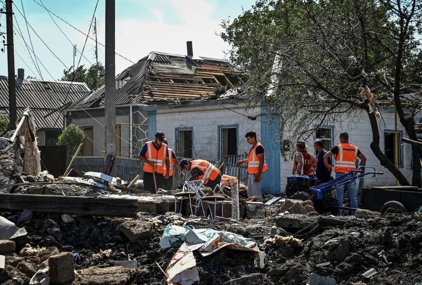 Nhiều ngôi nhà bị phá hủy khi Nga pháo kích tỉnh Dnipropetrovsk (Ukraine). Ảnh: REUTERS